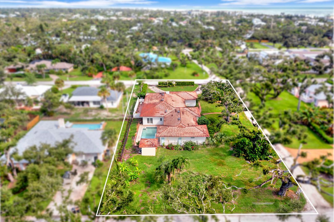 Под контрактом: $1,600,000 (4 спален, 4 ванн, 3944 Квадратных фут)