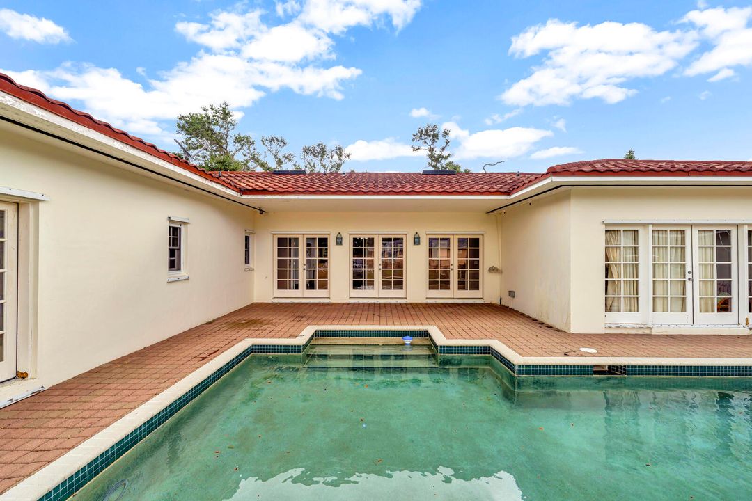 Под контрактом: $1,600,000 (4 спален, 4 ванн, 3944 Квадратных фут)