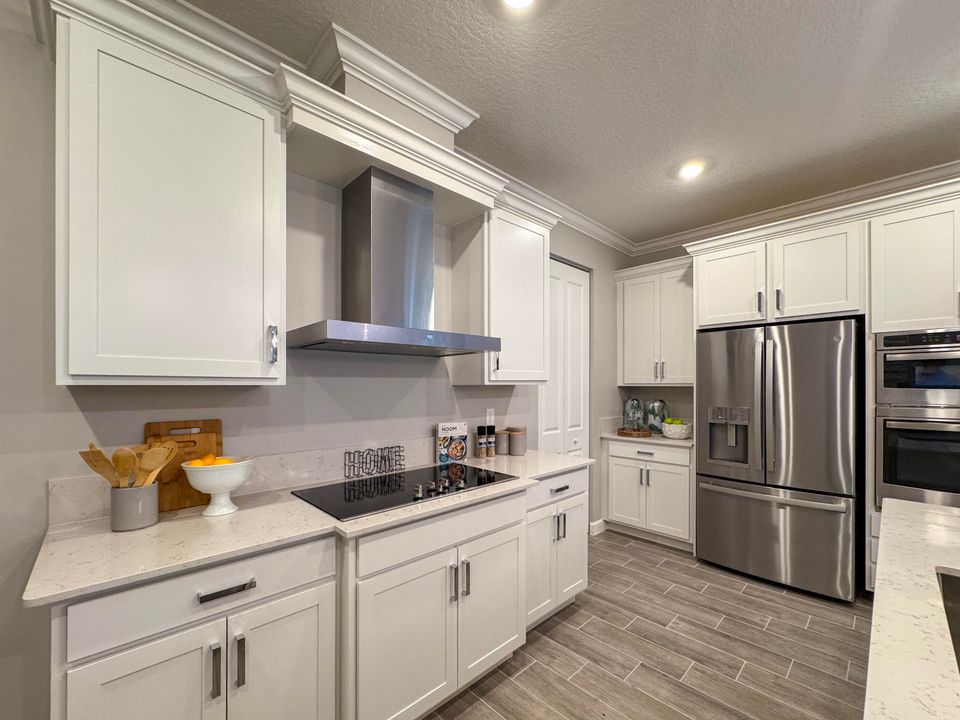 合同活跃: $921,129 (5 贝兹, 3 浴室, 3325 平方英尺)