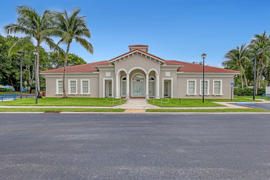 Под контрактом: $429,000 (3 спален, 2 ванн, 1587 Квадратных фут)