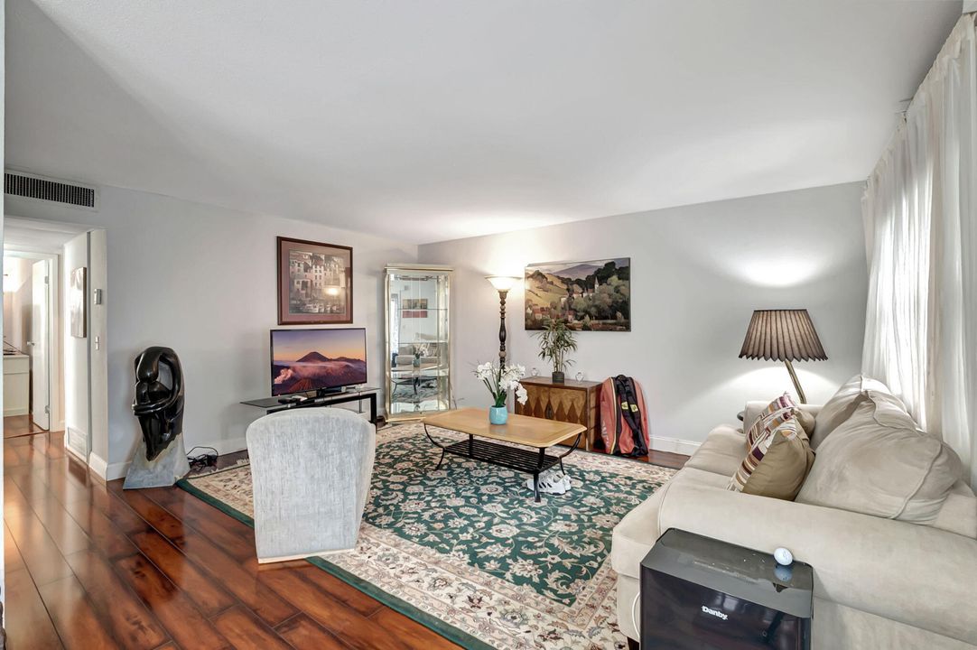 最近租的: $1,500 (2 贝兹, 2 浴室, 880 平方英尺)