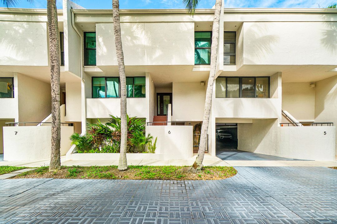 Active With Contract: $15,000 (2 beds, 3 baths, 2810 Square Feet)
