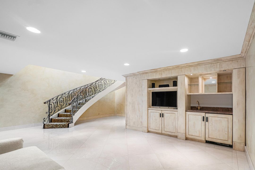 Active With Contract: $15,000 (2 beds, 3 baths, 2810 Square Feet)