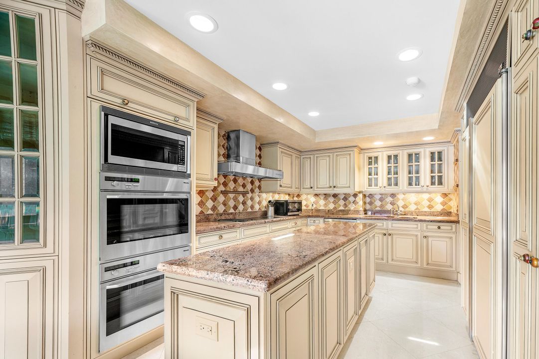 Active With Contract: $15,000 (2 beds, 3 baths, 2810 Square Feet)