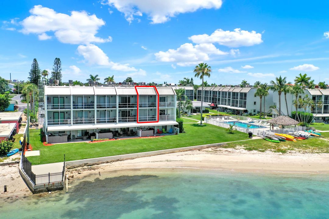 For Sale: $389,000 (2 beds, 1 baths, 1079 Square Feet)