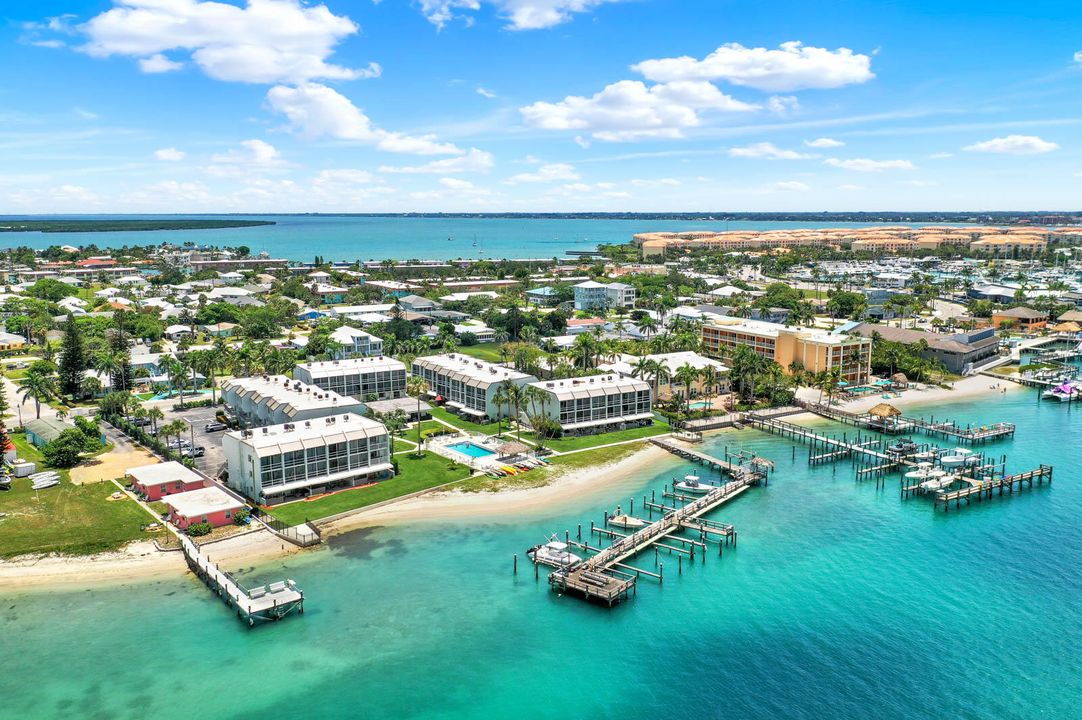 For Sale: $389,000 (2 beds, 1 baths, 1079 Square Feet)