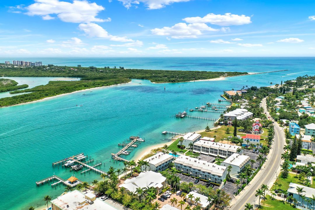 For Sale: $389,000 (2 beds, 1 baths, 1079 Square Feet)