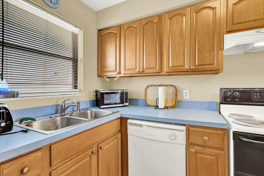 For Sale: $389,000 (2 beds, 1 baths, 1079 Square Feet)