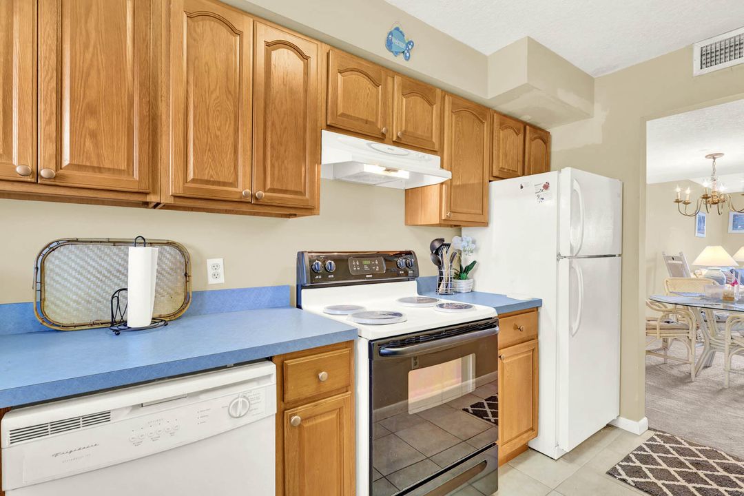 For Sale: $389,000 (2 beds, 1 baths, 1079 Square Feet)