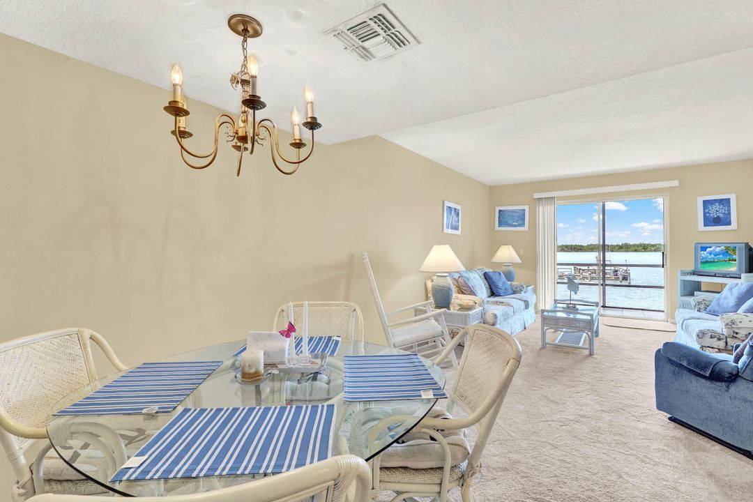 For Sale: $389,000 (2 beds, 1 baths, 1079 Square Feet)