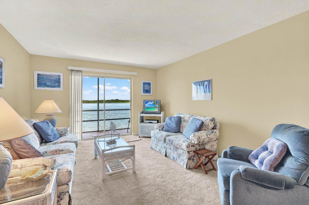 For Sale: $389,000 (2 beds, 1 baths, 1079 Square Feet)