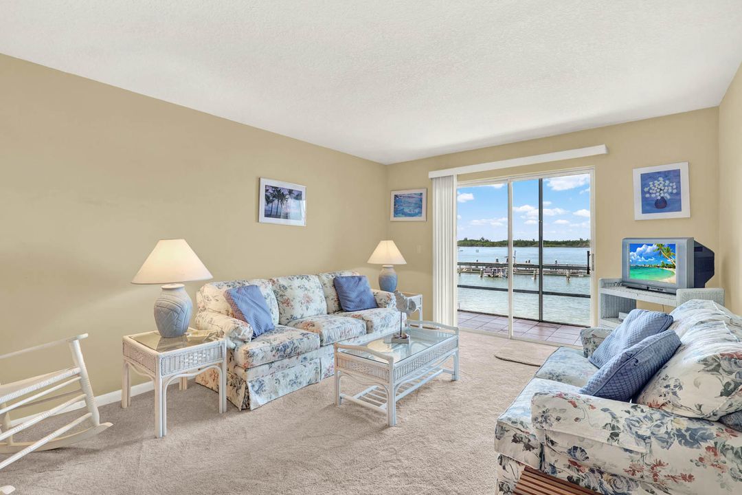 For Sale: $389,000 (2 beds, 1 baths, 1079 Square Feet)