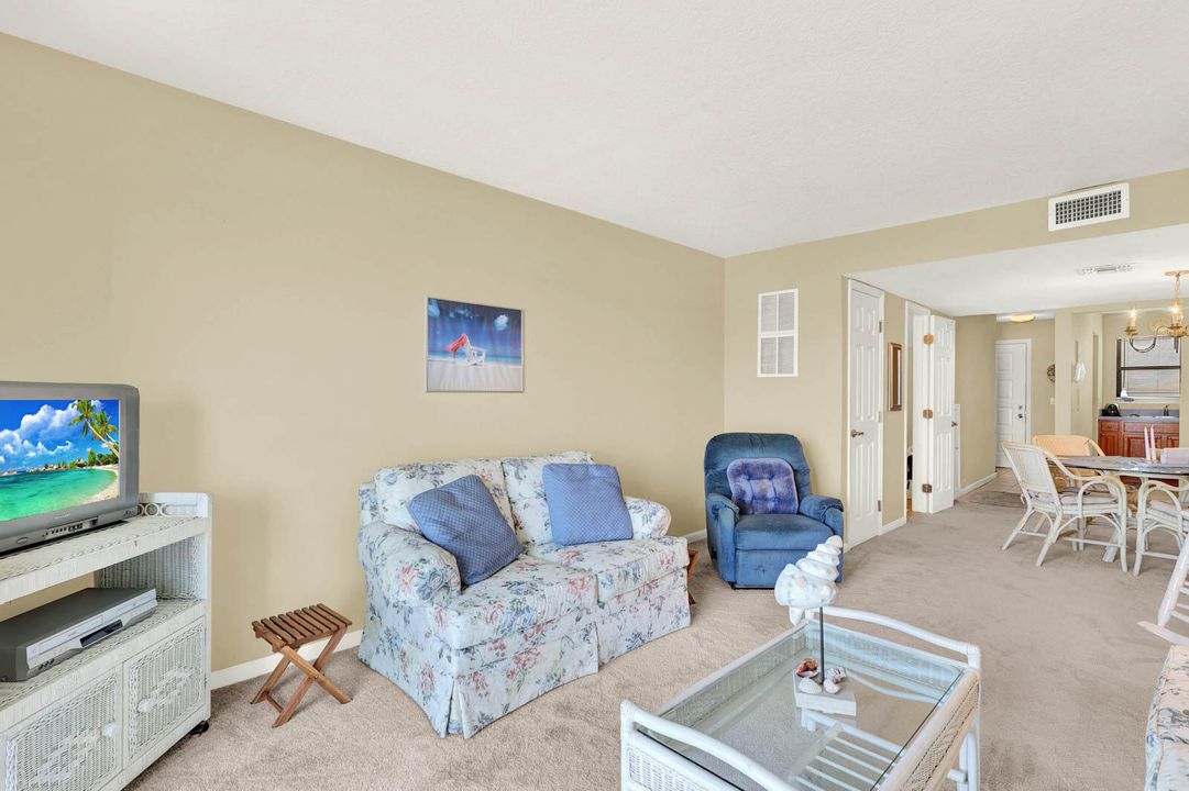 For Sale: $389,000 (2 beds, 1 baths, 1079 Square Feet)