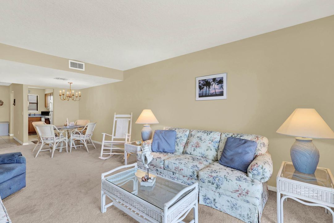 For Sale: $389,000 (2 beds, 1 baths, 1079 Square Feet)