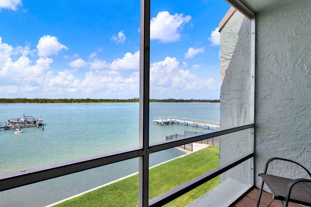 For Sale: $389,000 (2 beds, 1 baths, 1079 Square Feet)