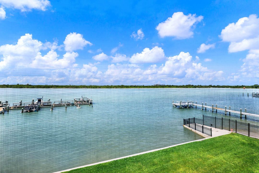 For Sale: $389,000 (2 beds, 1 baths, 1079 Square Feet)