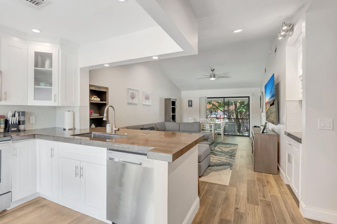 Vendido Recientemente: $339,000 (2 camas, 2 baños, 1200 Pies cuadrados)