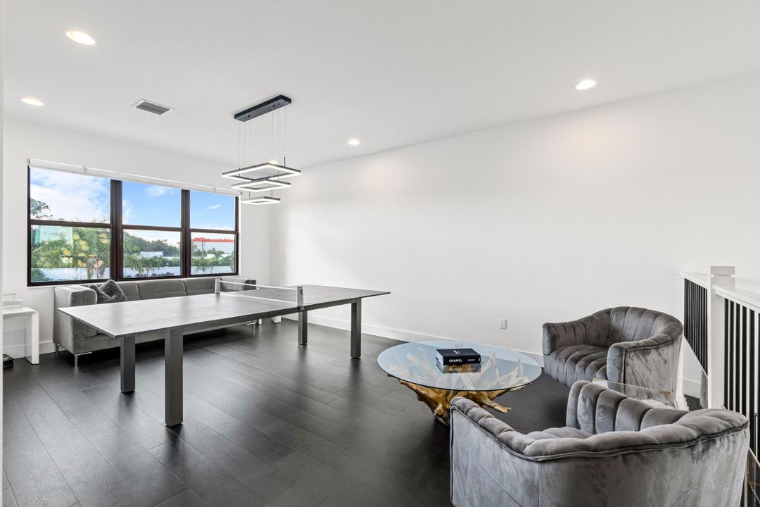 For Sale: $1,899,000 (5 beds, 5 baths, 3687 Square Feet)