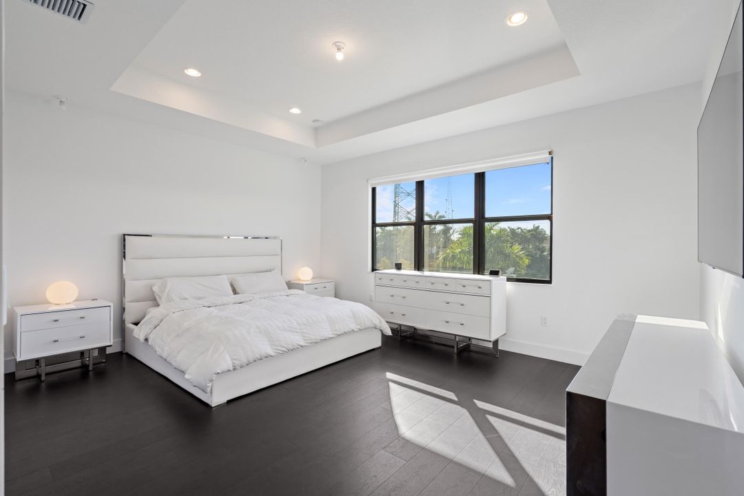 For Sale: $1,899,000 (5 beds, 5 baths, 3687 Square Feet)