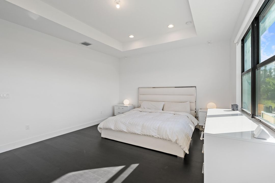 For Sale: $1,899,000 (5 beds, 5 baths, 3687 Square Feet)