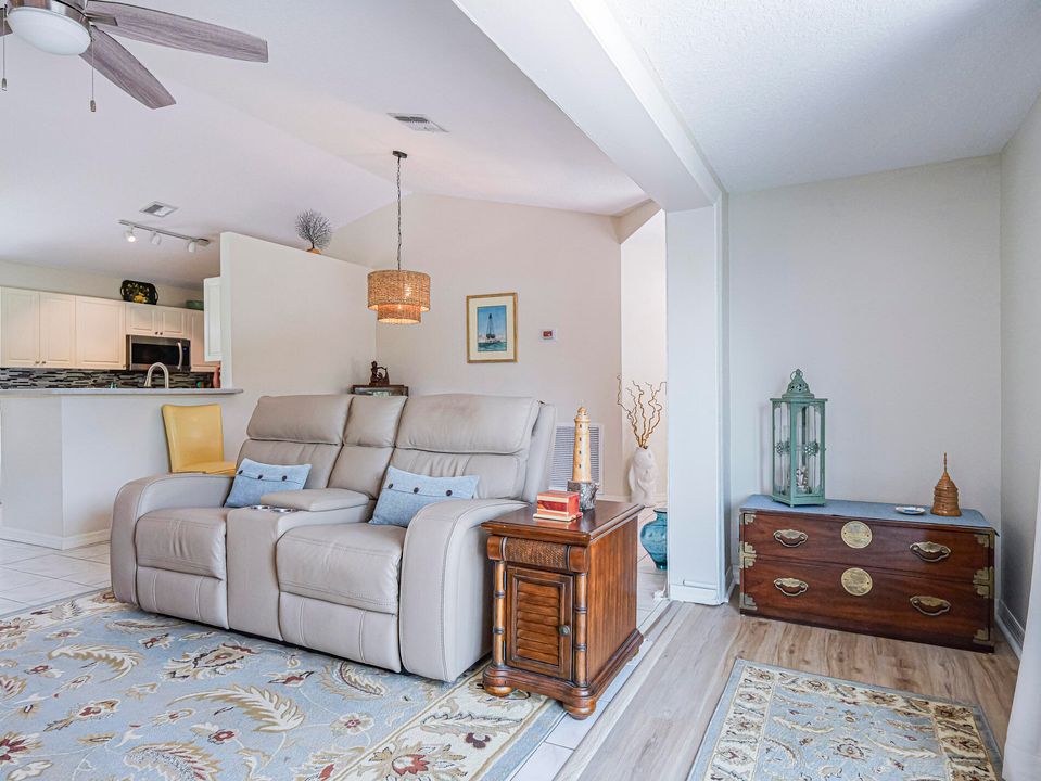 Activo con contrato: $295,000 (2 camas, 2 baños, 1150 Pies cuadrados)