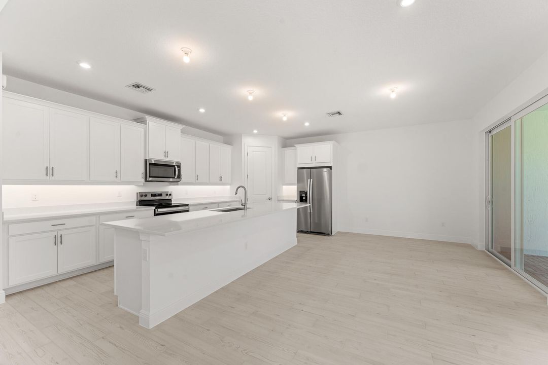 合同活跃: $545,047 (3 贝兹, 2 浴室, 2351 平方英尺)