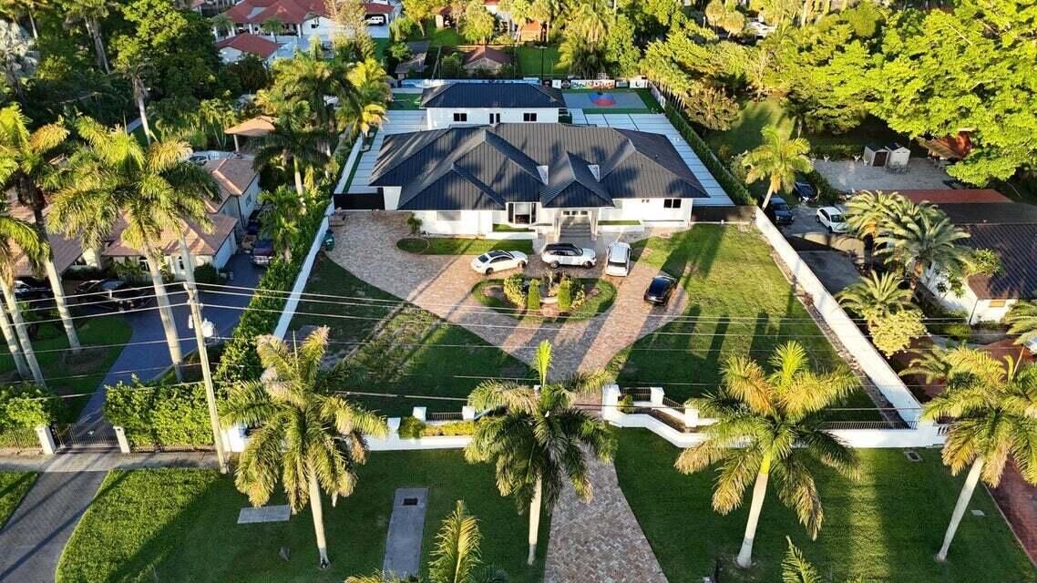 出租: $22,500 (6 贝兹, 7 浴室, 5974 平方英尺)