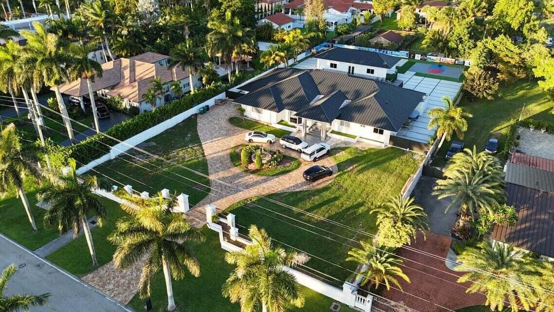 出租: $22,500 (6 贝兹, 7 浴室, 5974 平方英尺)