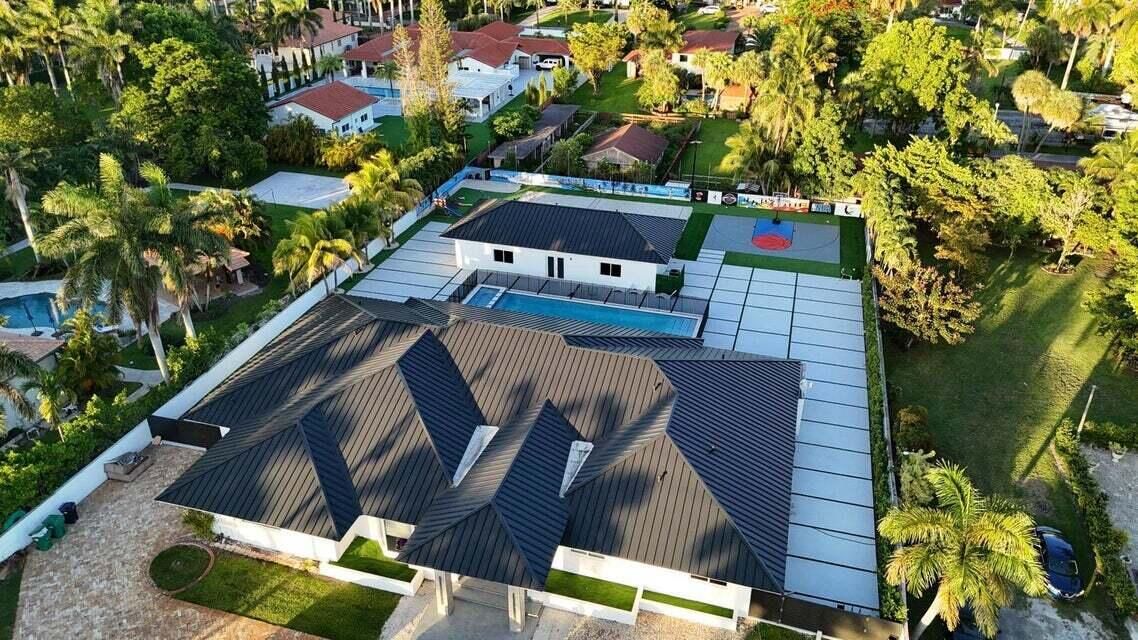 出租: $22,500 (6 贝兹, 7 浴室, 5974 平方英尺)