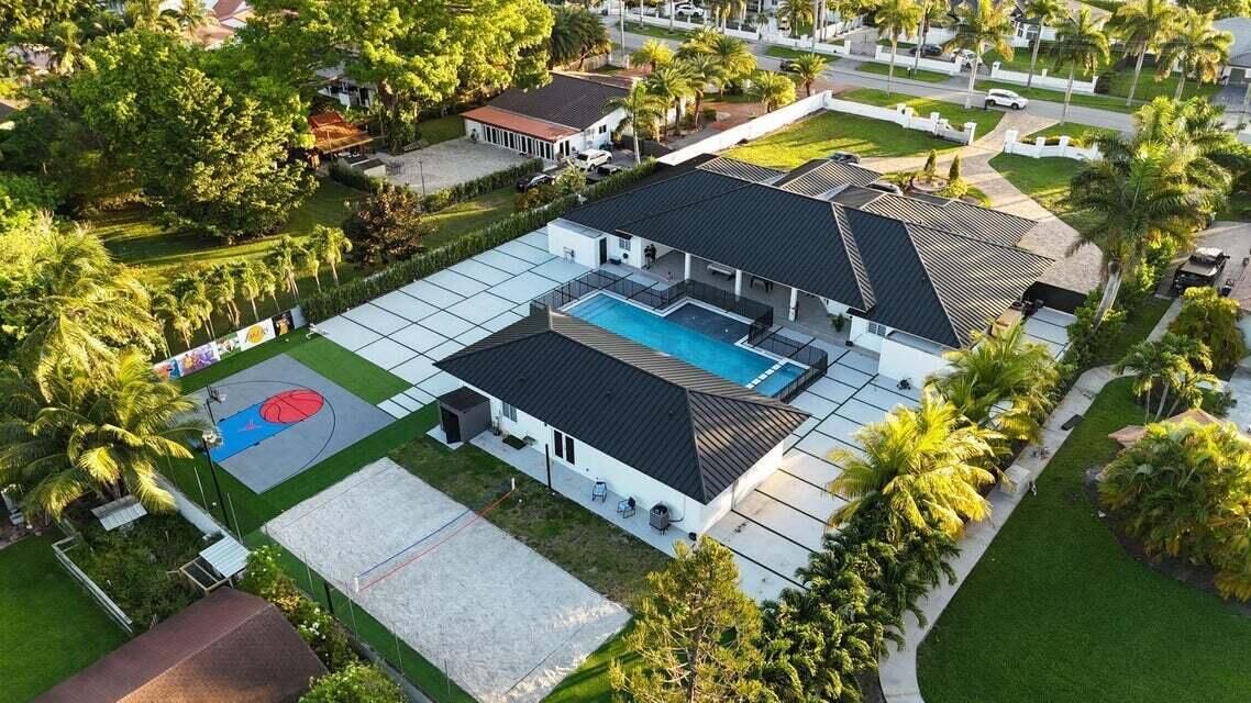 出租: $22,500 (6 贝兹, 7 浴室, 5974 平方英尺)