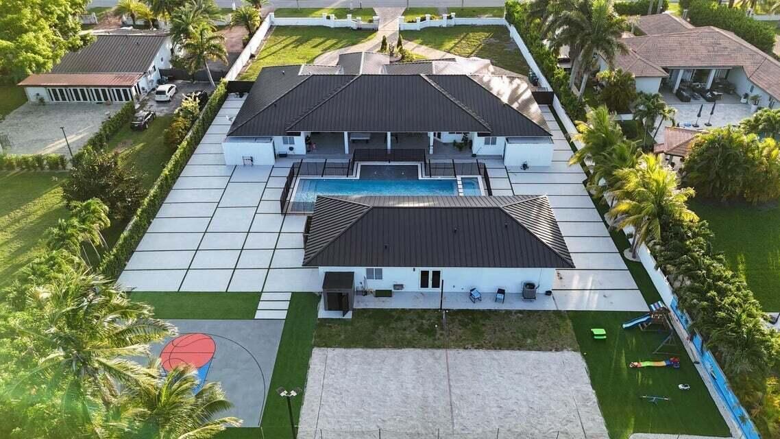 出租: $22,500 (6 贝兹, 7 浴室, 5974 平方英尺)