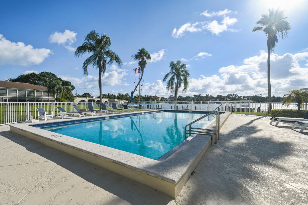 合同活跃: $3,250 (2 贝兹, 2 浴室, 750 平方英尺)