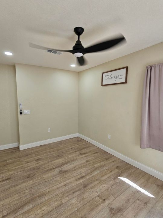 For Sale: $245,000 (3 beds, 1 baths, 952 Square Feet)