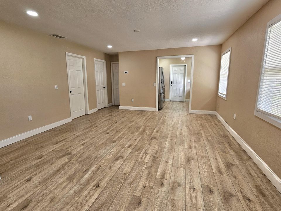 For Sale: $245,000 (3 beds, 1 baths, 952 Square Feet)