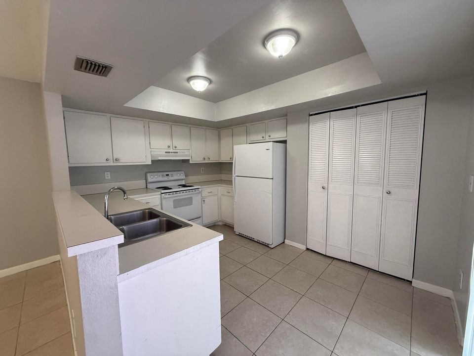 Active With Contract: $2,000 (2 beds, 2 baths, 1428 Square Feet)
