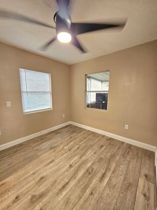 For Sale: $245,000 (3 beds, 1 baths, 952 Square Feet)