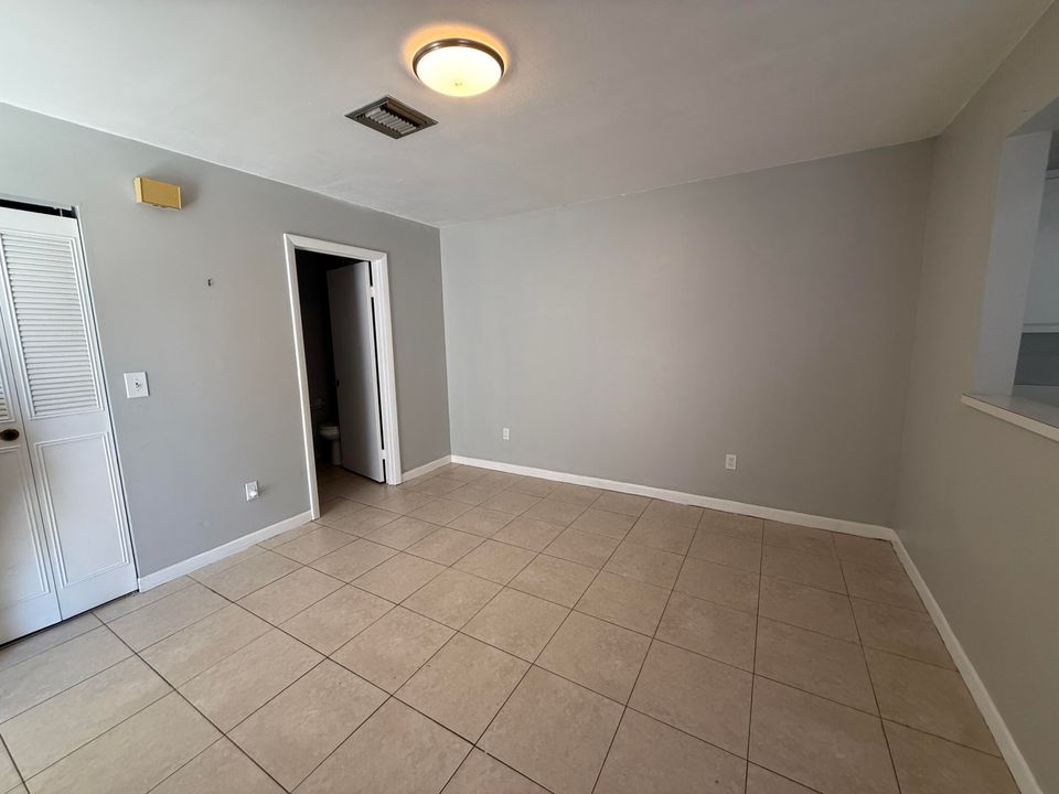 Active With Contract: $2,000 (2 beds, 2 baths, 1428 Square Feet)