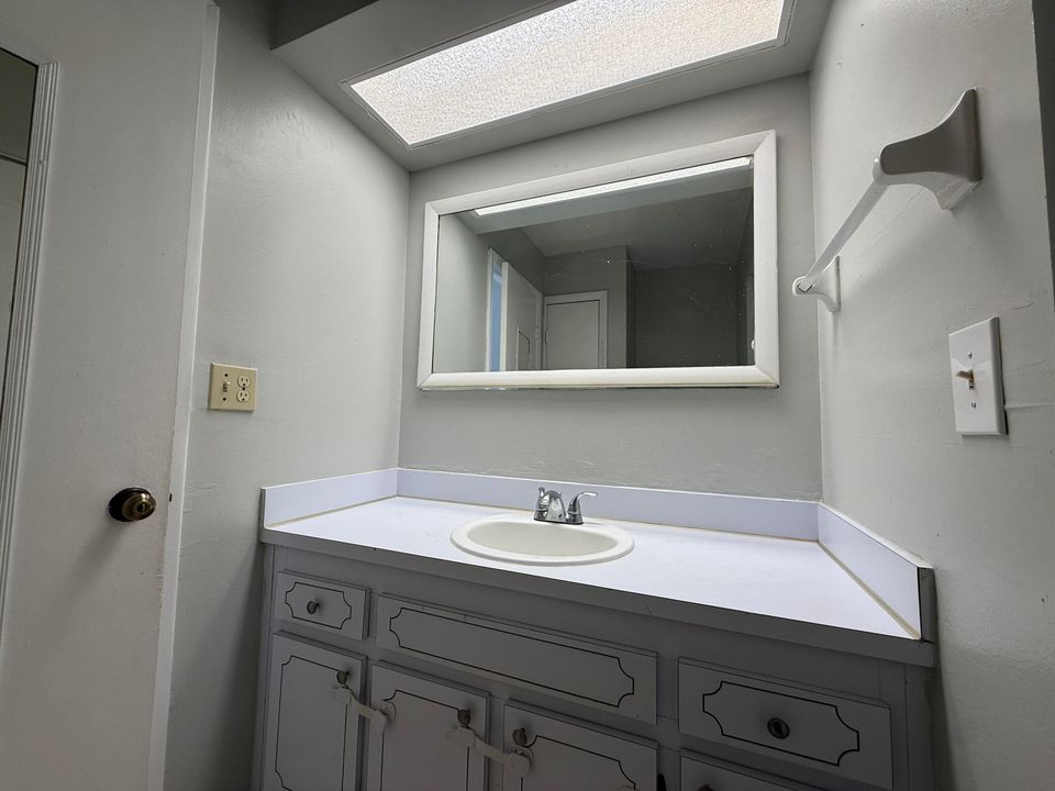 Active With Contract: $2,000 (2 beds, 2 baths, 1428 Square Feet)