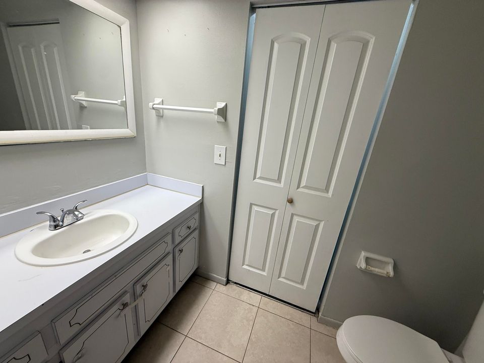 Active With Contract: $2,000 (2 beds, 2 baths, 1428 Square Feet)