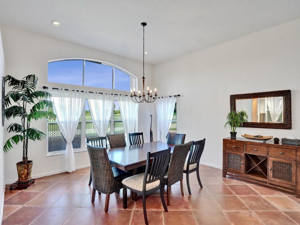 合同活跃: $729,000 (4 贝兹, 2 浴室, 2372 平方英尺)