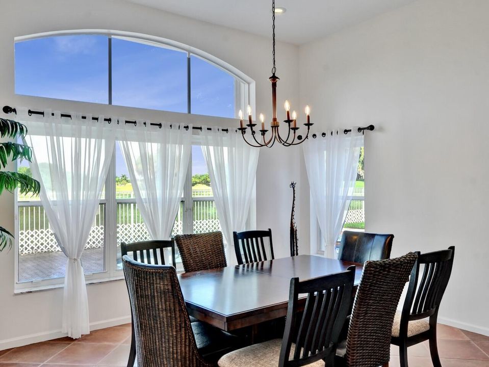 合同活跃: $729,000 (4 贝兹, 2 浴室, 2372 平方英尺)