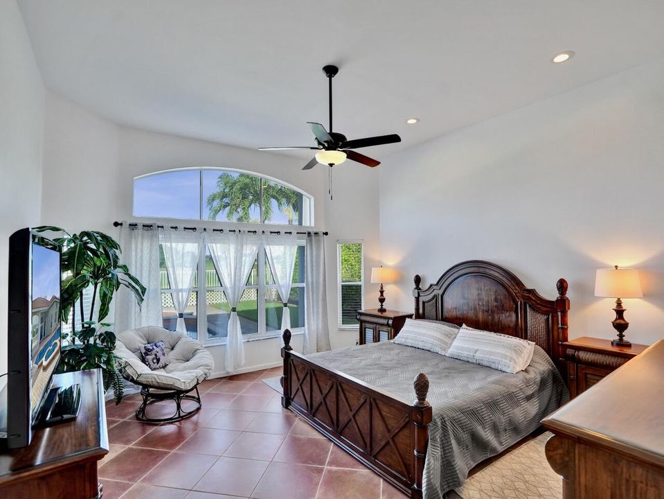 合同活跃: $729,000 (4 贝兹, 2 浴室, 2372 平方英尺)