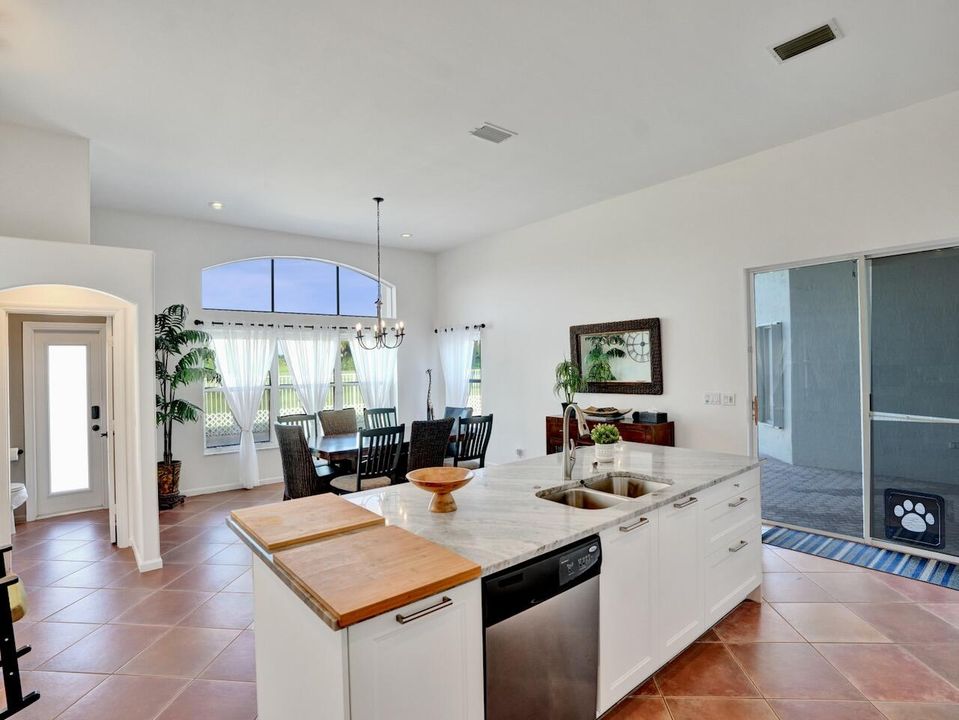 合同活跃: $729,000 (4 贝兹, 2 浴室, 2372 平方英尺)