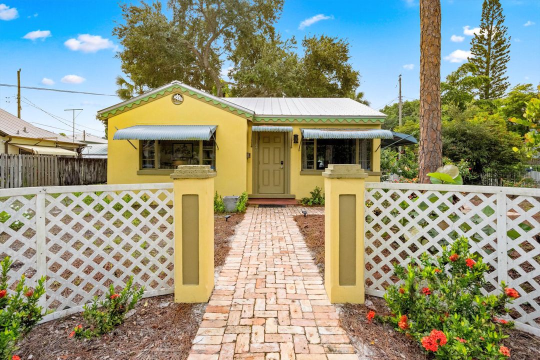 For Rent: $3,050 (2 beds, 1 baths, 756 Square Feet)