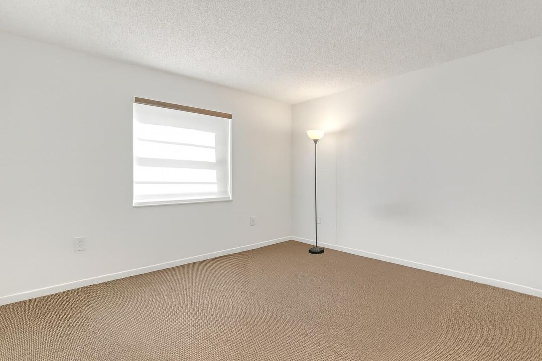 For Sale: $69,999 (1 beds, 1 baths, 680 Square Feet)