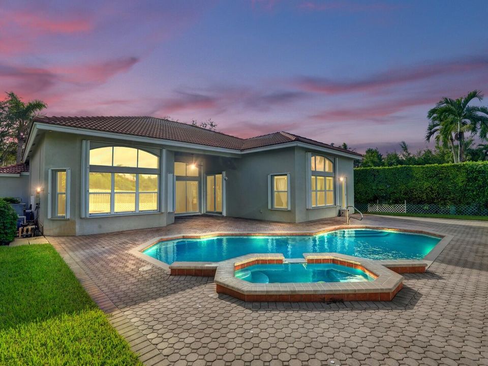 合同活跃: $729,000 (4 贝兹, 2 浴室, 2372 平方英尺)