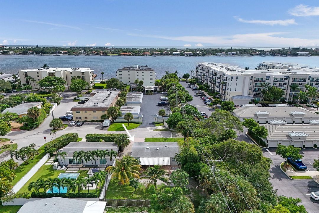 На продажу: $479,900 (3 спален, 2 ванн, 1232 Квадратных фут)