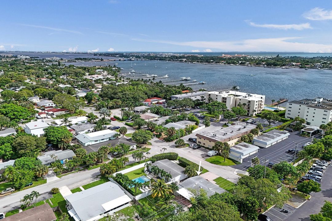 На продажу: $479,900 (3 спален, 2 ванн, 1232 Квадратных фут)