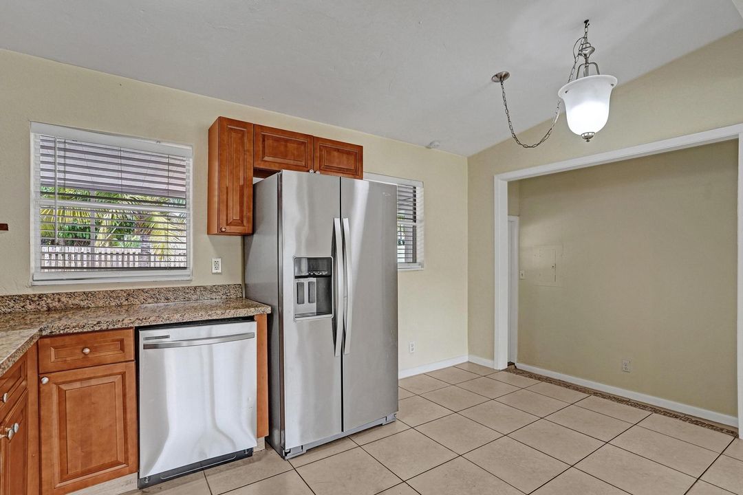 На продажу: $479,900 (3 спален, 2 ванн, 1232 Квадратных фут)