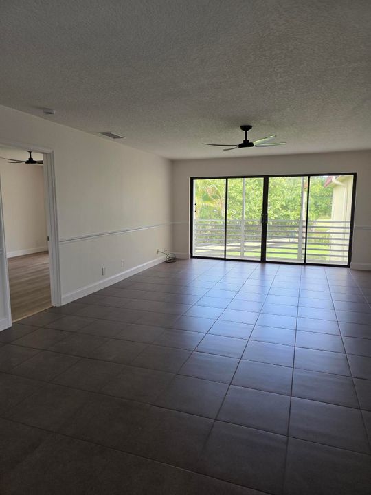 Под контрактом: $5,800 (3 спален, 2 ванн, 1315 Квадратных фут)